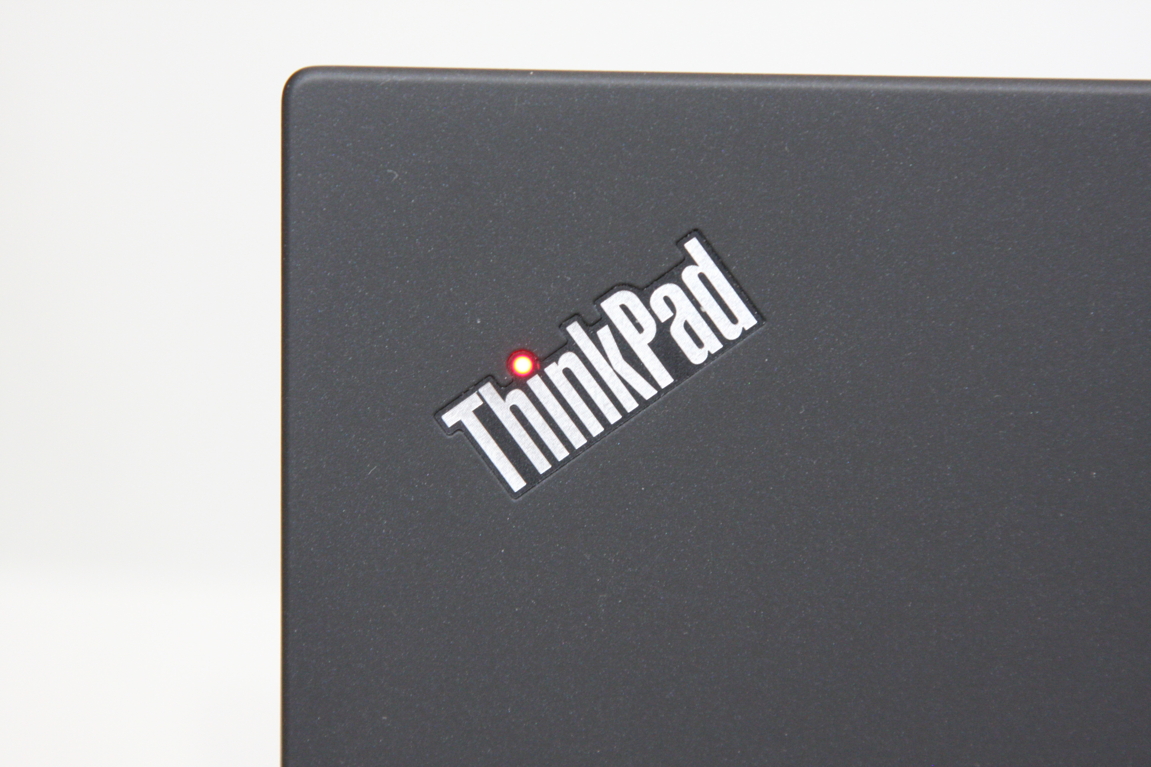 ノートパソコンを閉じた表側のThinkPadの文字「　i　」部分が光る