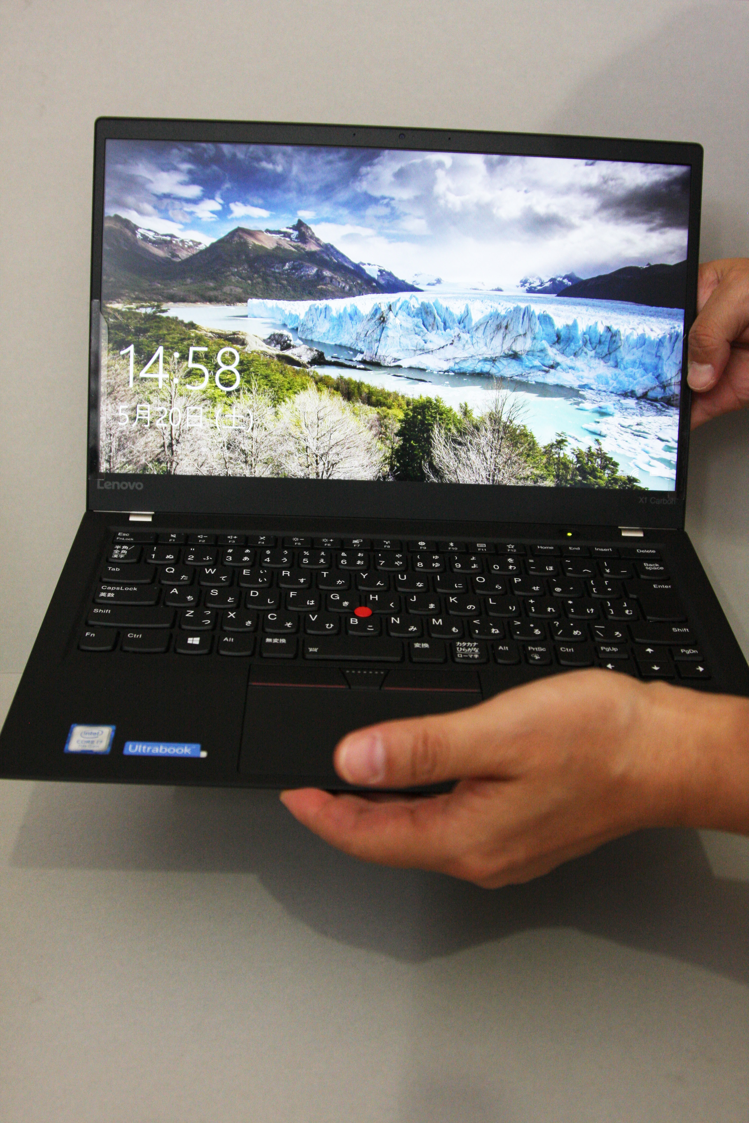 ThinkPad X1 Carbonを持ち上げてみた